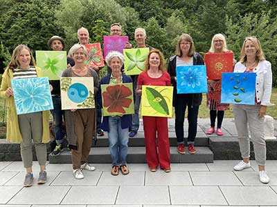 Gruppenfoto eines Workshops in meditativem Malen im Jahr 2023.