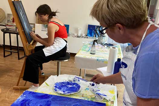 Kursteilnehmer aus einem Workshop in meditativem Malen.